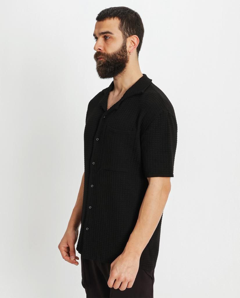 Μαύρο κοντομάνικο πουκάμισο fashion με σχέδιο-eksi-23-Y062