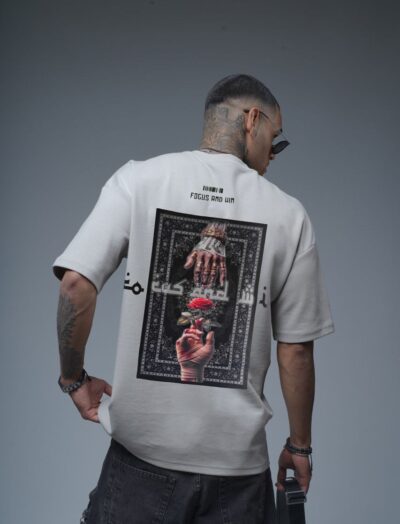 Ανδρικό T-shirt Oversized με Καλλιτεχνικό Print & Μήνυμα “Focus and Win”